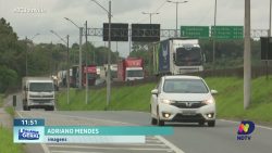 acidente-entre-caminhoes-deixa-br-101-travada-em-joinville