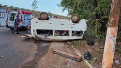 kombi-com-trabalhadores-capota-e-fica-‘de-cabeca-para-abaixo’-em-rodovia-de-serrana,-sp