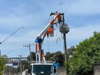 caminhao-derruba-postes-de-energia-na-perimetral,-em-mogi-das-cruzes;-trecho-da-via-e-interditado