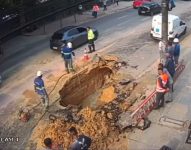 cratera-aberta-em-trecho-da-rua-salvador-causa-transito-intenso-e-falta-de-agua-na-zona-centro-sul-de-manaus