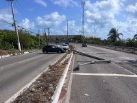 carro-bate-e-derruba-poste-na-via-costeira-em-natal