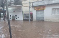 videos:-juiz-de-fora-tem-chuva-com-granizo-e-ventos-de-quase-50-km/h