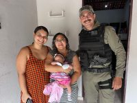 bebe-de-um-mes-e-salvo-por-policial-militar-apos-se-engasgar-em-natal