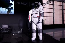 nasa-veste-prada:-veja-uniforme-dos-astronautas-da-missao-artemis-iii-desenvolvido-em-parceria-com-grife-italiana