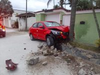 duas-pessoas-ficam-feridas-apos-carro-perder-controle-e-bater-em-coqueiro-em-sao-sebastiao