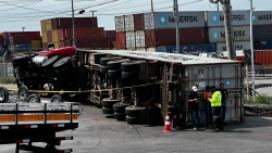 video:-imagem-mostra-momento-que-carreta-com-conteiner-tomba-e-pedestre-escapa-em-manaus