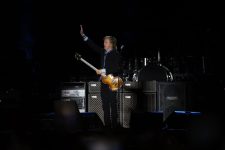 paul-mccartney-faz-show-nostalgico,-chama-fas-de-‘manezinhos’-e-se-diverte-em-florianopolis