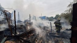 incendio-atinge-comunidade-de-americana-e-barracos-de-madeira-sao-destruidos-pelas-chamas