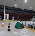 motorista-em-alta-velocidade-invade-posto,-colide-e-arranca-bomba-de-gasolina-na-zona-oeste-de-boa-vista