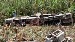 trio-eletrico-capota-e-deixa-tres-pessoas-mortas-e-seis-feridas-em-rodovia-da-mata-norte;-video