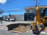 buraco-enorme-em-bairro-de-itajai-surpreende-moradores;-veja-causa