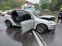 motorista-perde-controle-de-carro-e-bate-em-ambulancia-na-via-dutra,-em-pirai;-acidente-deixa-4-feridos