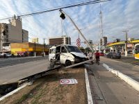 van-bate-em-motociclista,-invade-canteiro-e-derruba-semaforo-na-av.-almirante-barroso,-em-belem