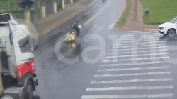 video:-motoboy-pula-de-moto-e-se-salva-de-ser-atropelado-por-caminhao-no-parana