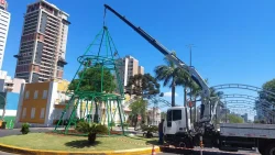 instalacao-de-pinheiro-de-natal-bloqueia-transito-em-chapeco