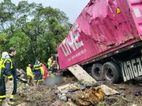 trecho-onde-carreta-tombou-sobre-van-no-parana-e-matou-nove-pessoas-registrou-outros-seis-acidentes-com-caminhoes-nos-ultimos-meses