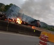 carreta-bate-em-canteiro-central,-pega-fogo-e-causa-congestionamento-na-fernao-dias,-no-sul-de-mg