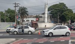 acidente-entre-dois-carros-com-capotamento-complica-transito-na-zona-sul-de-sao-jose-dos-campos