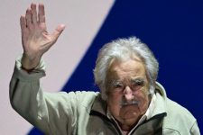 pepe-mujica-discursa-em-tom-de-despedida-em-primeira-aparicao-publica-em-quase-dois-meses