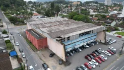 tradicional-ginasio-de-joinville-e-cercado-e-licitacao-para-obras-pode-ser-lancado-neste-ano