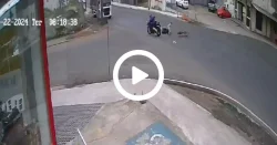 video:-ciclista-para-embaixo-de-caminhao-estacionado-apos-acidente-com-moto-em-sc