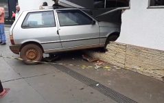 carro-vai-parar-dentro-da-santa-casa-de-franca,-sp,-apos-batida-com-outro-veiculo