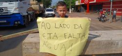 moradores-bloqueiam-transito-em-protesto-contra-falta-de-agua-na-baixada-da-sobral,-em-rio-branco