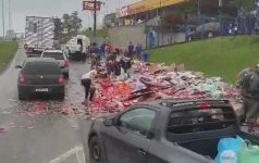 carga-de-refrigerante-e-saqueada-na-br-470-apos-cair-de-caminhao-em-sc