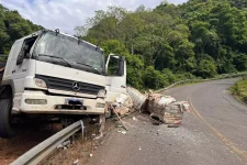 carreta-perde-freios,-tomba-e-espalha-carga-na-rodovia-em-sc