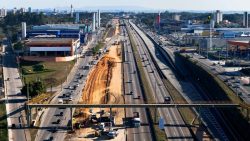 lancamento-de-vigas-de-passarela-deve-desviar-transito-da-dutra-entre-sexta-e-sabado-em-sao-jose;-veja-local