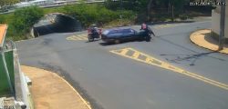 motociclista-e-arremessado-ao-chao-apos-acidente-com-carro-em-cruzamento-de-piraju;-video