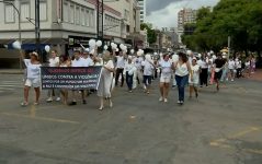 moradores-fazem-passeata-pedindo-justica-por-jovem-agredido-por-segurancas-em-casa-noturna-em-mg