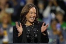 pioneira,-discreta-e-inspirada-pela-mae:-a-trajetoria-de-kamala-harris,-candidata-democrata-na-eleicao-dos-eua