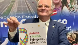 ‘autista-a-bordo’:-selo-devera-ser-fixado-nos-carros-em-sc-a-partir-de-fevereiro-de-2025