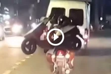 video:-homem-carrega-motocicleta-na-garupa-em-rua-principal-de-joinville