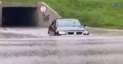 video:-tunel-do-sao-roque-fica-submerso-pela-chuva-em-itajai