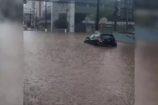 ‘nao-deu-tempo-de-tirar’,-diz-domestica-que-teve-carro-ilhado-apos-chuva-em-chapeco