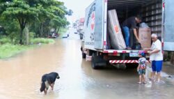 rio-transborda-e-prefeitura-faz-remocao-de-familias-para-abrigo-em-capivari