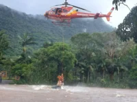 homens-ilhados-em-cima-de-carro-durante-enxurrada-no-norte-de-sc-sao-resgatados-de-helicoptero