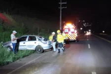 jovem-e-socorrido-em-estado-grave-apos-capotamento-na-sc-135,-em-videira