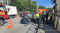 fotos:-bombeiros-cortam-teto-de-carro-para-resgatar-motorista-apos-acidente-em-sc 