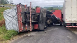 fotos:-carreta-tombada-trava-transito-na-br-470-em-blumenau