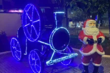 xanxere-faz-abertura-do-natal-de-luz-com-chegada-do-papai-noel-em-conversivel-iluminado