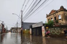 bairros-de-porto-alegre-alagam-apos-chover-em-24-horas-mais-da-metade-da-media-de-janeiro